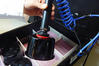 The custom hand gripper enables the effective visual inspection of the plastic caps, which must remain free of all defects and contaminants during the production and quality testing procedures, and thus cannot be handled manually.