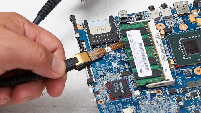 The P7700 series TriMode probes are designed for use with Tektronix oscilloscopes.