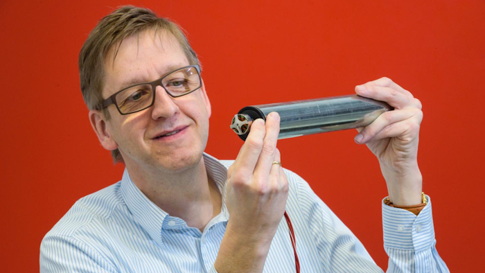 Engineers in Saarbrücken are currently developing smart conveyor rollers that communicate with one another. The drive systems specialist Matthias Nienhaus from Saarland University is collaborating with partners to turn the motor inside every drive roller into a sensor.