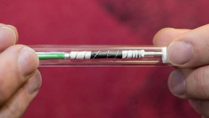 Corresponding author Johannes Wandt with one of the electron paramagnetic resonance probes he developed for the detection of singlet-oxygen which is produced during the charging process.