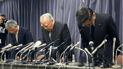 Suzuki Motor Corp. Chairman and Chief Executive Osamu Suzuki, center, bows with president Toshihiro Suzuki, right, and vice president Osamu Honda during a press conference in Tokyo, Wednesday, May 18, 2016.