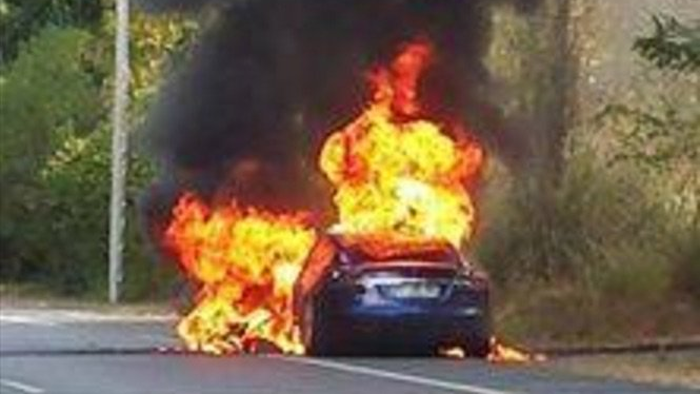 During a test drive in a Model S 90D, the vehicle suddenly made a loud noise and sent a visual alert on the dashboard stating that there was a problem with “charging”, according to electrek.