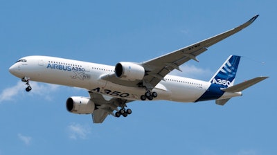 A350 First Flight Low Pass 02 57ff996b30dc6