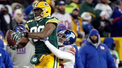 In this Sunday, Jan. 8, 2017, file photo, Green Bay Packers tight end Jared Cook (89) makes a pass reception against New York Giants defensive back Leon Hall (25) during the second half of an NFC wild-card NFL football game in Green Bay, Wis.