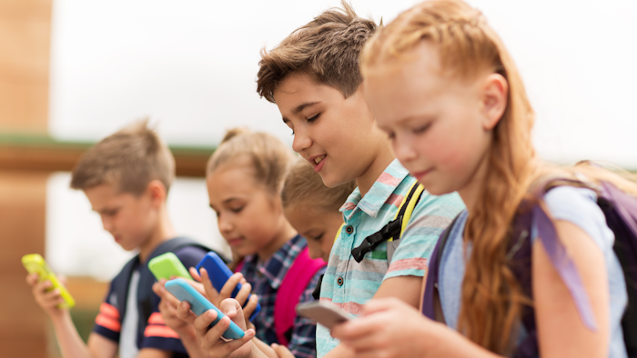 Elementary School Students With Smartphones 613753116 4901x3267 5953bbad7fb6f