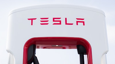 Tesla Supercharger 596cd18ca4d4e