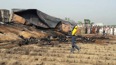 Topshot Pakistan Accident Fire Oil Road 4dd91d7c 598e 11e7 9dcc Cc63e7fed987 595fa1be52478