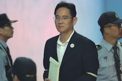 Lee Jae-yong, center, vice chairman of Samsung Electronics, arrives at the Seoul Central District Court for a hearing in Seoul, South Korea, Thursday, Oct. 12, 2017.