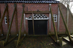 Support beams stabilize an historic farm in Hunzinge, northern Netherlands, Friday, Jan. 19, 2018. More than 3,000 homes in Groningen province are facing reinforcement or even in some cases demolition because of a series of small tremors caused by decades of gas extraction and the Dutch government is being forced to confront the possibility of a future without locally produced gas years earlier than expected.