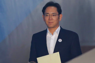 Lee Jae-yong, center, vice chairman of Samsung Electronics, arrives at the Seoul High Court for a hearing in Seoul, South Korea, Monday, Feb. 5, 2018. The court handed down a 2 ½ year suspended jail sentence for corruption to Samsung’s billionaire heir Lee. Lee, the only son of Samsung’s ailing chairman, was given a five-year prison term in August on bribery and other charges linked to a political scandal that took down former South Korean President Park Geun-hye.