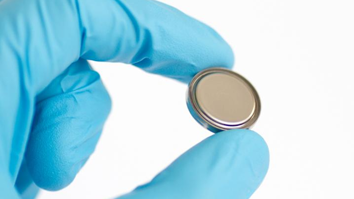 The researchers produced aluminum button cells in the laboratory. The battery case is made of stainless steel coated with titanium nitride on the inside to make it corrosion resistant.