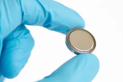 The researchers produced aluminum button cells in the laboratory. The battery case is made of stainless steel coated with titanium nitride on the inside to make it corrosion resistant.