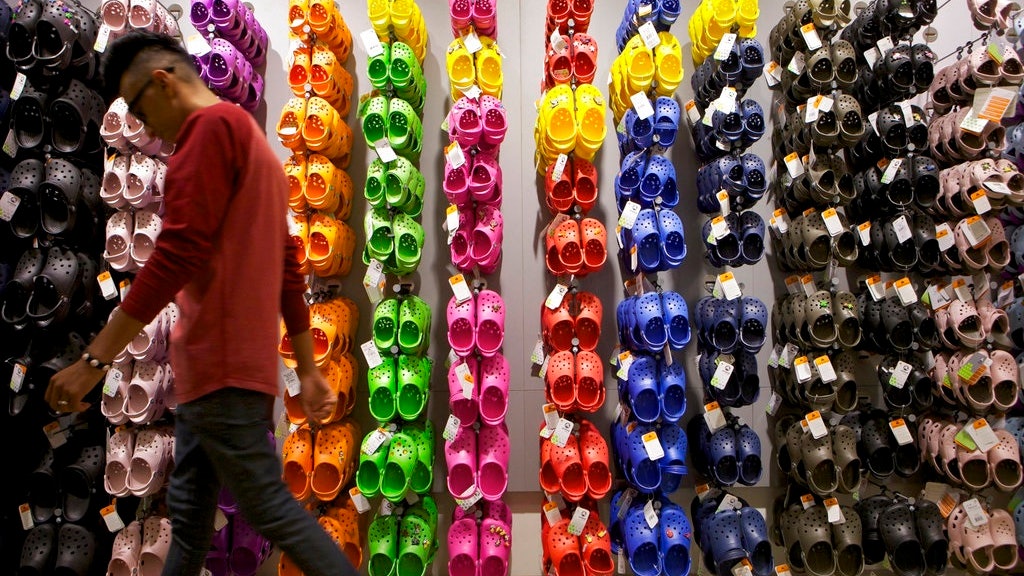 Crocs closing stores deals 2018