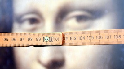 For their study, the researchers used folding rulers for measurement. Study participants indicated the number they thought her gaze was directed at.
