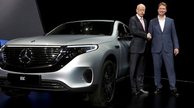 Daimler CEO Dieter Zetsche, left, and incoming Daimler CEO Ola Kaellenius, right, pose prior to the annual shareholder meeting of the car manufacturer Daimler in Berlin, Germany, Wednesday, May 22, 2019.