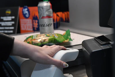 As part of a ground-breaking pilot from the New York Mets, Aramark, CLEAR and Mashgin, fans have the ability to grab a beverage and complete their purchase with a tap of the finger.