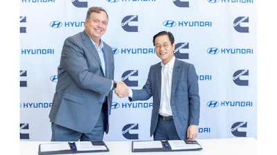 Thad Ewald, Vice President – Corporate Strategy at Cummins, and Saehoon Kim, Vice President and Head of Fuel Cell Group at Hyundai Motor Group, sign a MOU on behalf of Cummins and Hyundai to collaborate on hydrogen fuel cell technology.