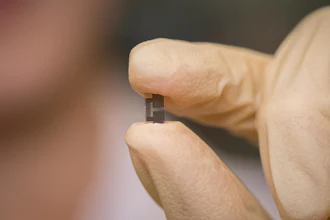 The device that the researchers developed is an integral part of the battery and works by emitting ultrasound waves to create a circulating current in the electrolyte liquid found between the anode and cathode. This prevents the formation of lithium metal growths, called dendrites, during charging that lead to decreased performance and short circuits in LMBs.