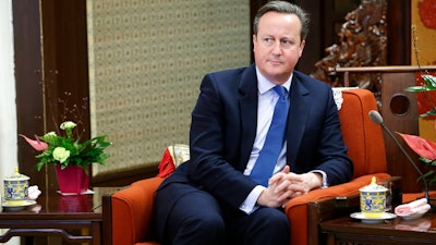 Former British Prime Minister David Cameron meets China's Premier Li Keqiang at the Zhongnanhai leadership compound, Beijing, Nov. 27, 2018.