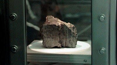 The meteorite ALH84001 sits in a chamber at a Johnson Space Center lab in Houston, Aug. 7, 1996.