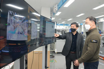 A picture that a research team of ETRI are real-time monitoring a process situation.
