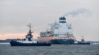Floating Storage Regasification Unit (FSRU) ship 'Hoegh Esperanza' is guided by tug boats during its arrival at the port of Wilhelmshaven, Germany, Thursday, Dec, 15, 2022.
