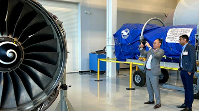 Th Pratt & Whitney and Awiros team using the Percept tool to scan a V2500 engine.