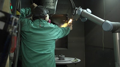 Dallas manufacturer Aircraft Tooling now uses a collaborative robot from Universal Robots to handle plasma and metal powder spray processes, freeing up employees from working in hot and dusty environments.