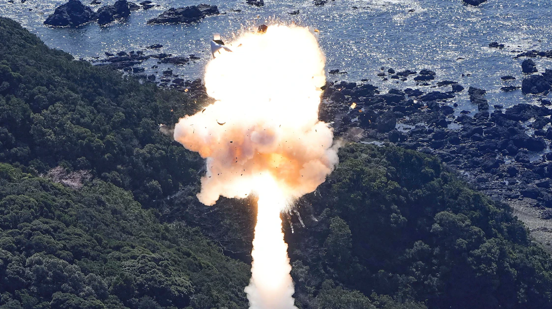 Pop Rockets Explode Commercial Rocket Explodes Moments After Liftoff | Industrial Equipment ...