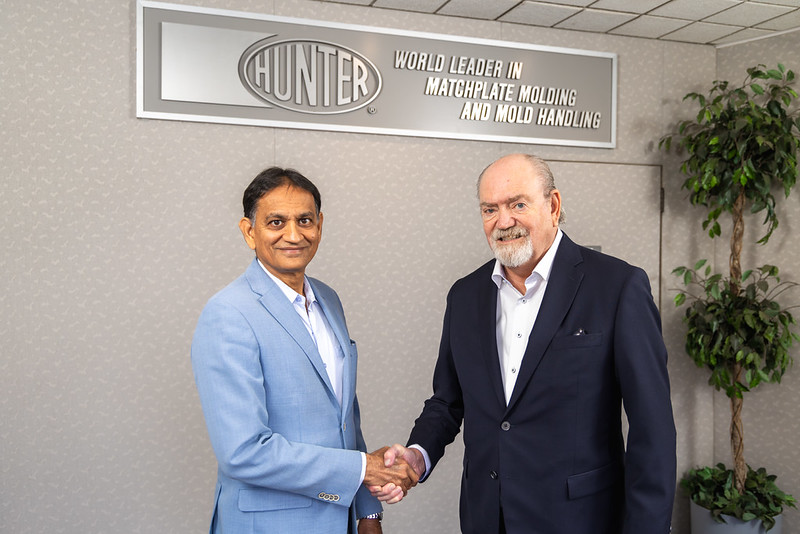 Bill Hunter (right) and Manny Gandhi finalized the SMG Group&rsquo;s acquisition of Hunter Foundry Machinery Corporation on July 24, 2024 at Hunter headquarters in Schaumburg, Illinois, near Chicago.