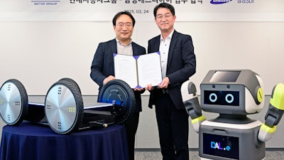 Dong Jin Hyun, VP and head of robotics LAB at Hyundai Motor and Kia (left) and Hans Cho, executive VP and head of strategic marketing at Samsung SDI.