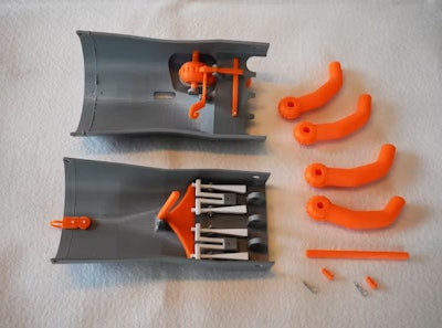 Our model reconstructs the Kassel Hand’s original metal mechanisms in plastic.