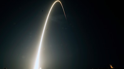 Bu uzun pozlama fotoğrafında, SpaceX'in Starlink geniş bant ağı için yaklaşık 60 uydudan oluşan 25. partiyi taşıyan bir SpaceX Falcon 9 roketi, 28 Nisan 2021 Çarşamba günü geç saatlerde Florida, Cape Canaveral'daki Cape Canaveral Uzay Kuvvetleri İstasyonu'ndaki Uzay Fırlatma Kompleksi 40'tan fırlatılıyor.