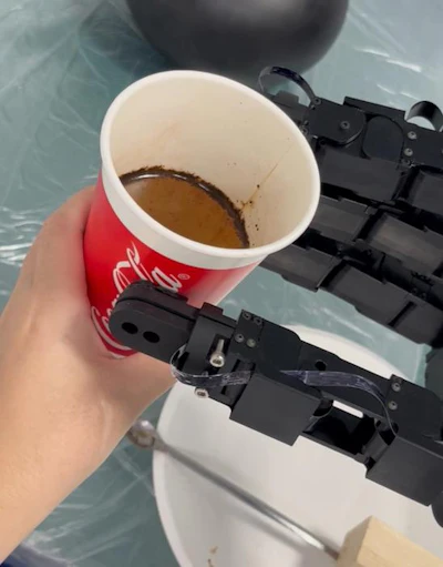 Robot automatously makes hand-brewed coffee and serves to human.