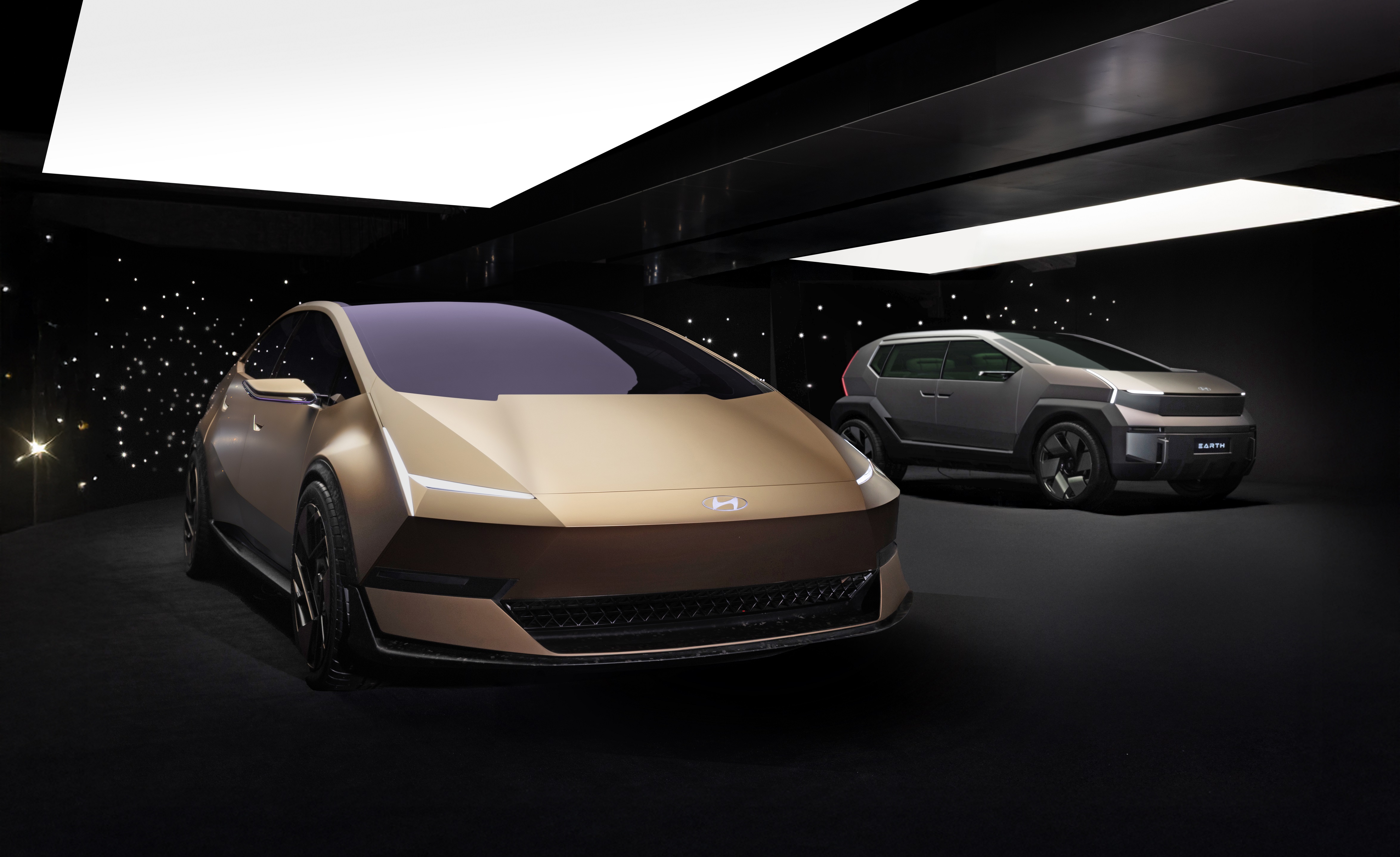 Hyundai's VENUS and EARTH concept vehicles.