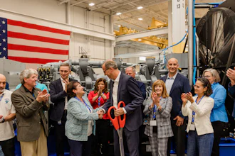 Jörg Stratmann, CEO of Rolls-Royce Power Systems, and Najwa Massad, Mayor of Mankato, at the opening of Rolls-Royce's new Logistics Operations Center in Mankato, USA. Representatives from politics, business, and the company were present for the official inauguration of the $24 million expansion.