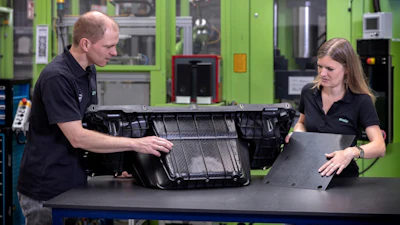 The polypropylene frunk is reinforced in its rear wall and floor attachment areas with a multiaxially reinforced Tepex organosheet. As a result, it can withstand the high loads encountered by the vehicle body in extreme driving situations.