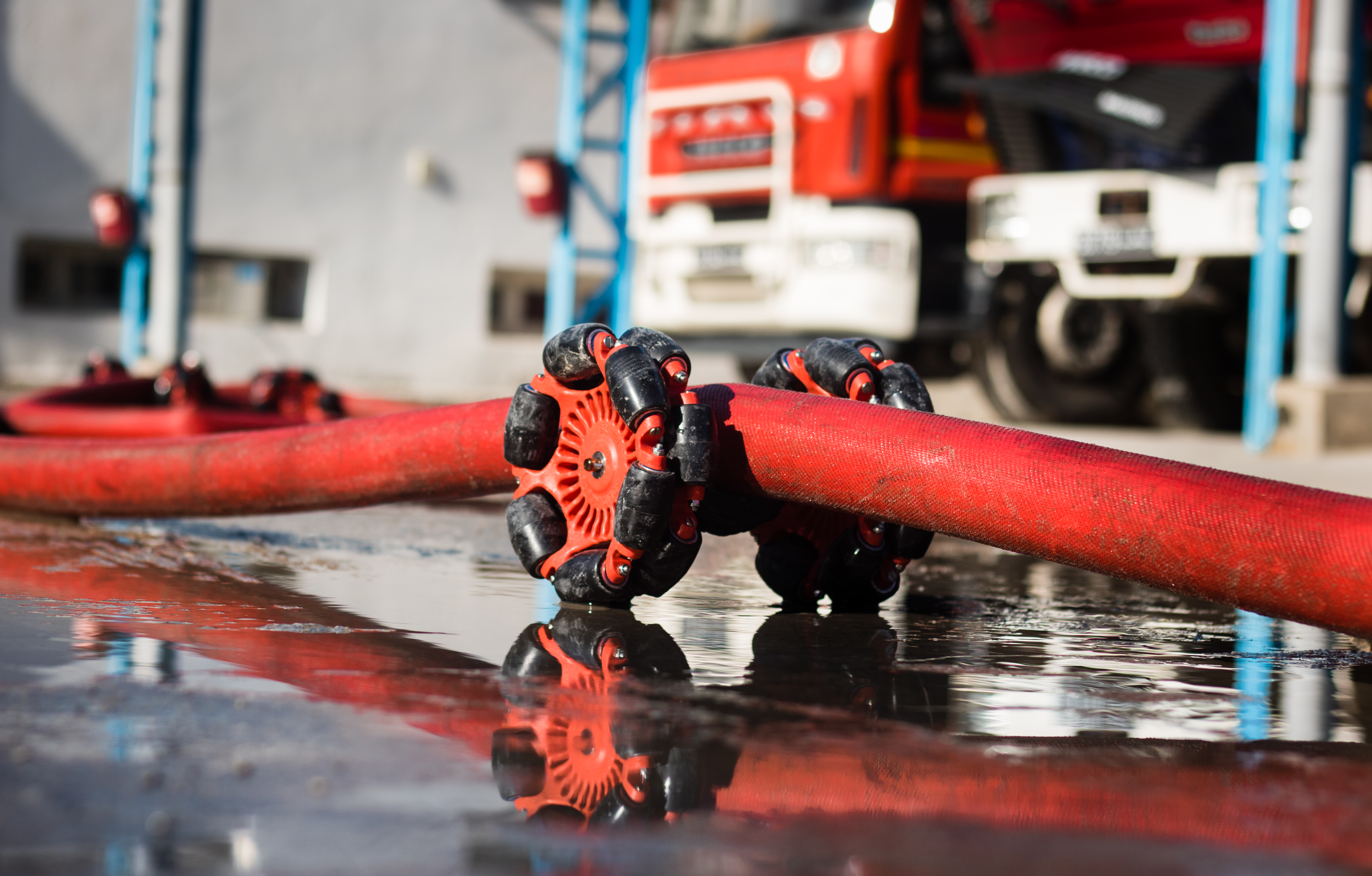 Hose-Pull can move across various types of surfaces, reducing ground friction to ease movements and physical stress.